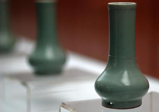 南宋，龍泉窯，粉青釉鼓腹瓶 