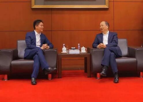 中國工商銀行董事長易會(huì)滿和京東集團(tuán)董事局主席兼首席執(zhí)行官劉強(qiáng)東見證了雙方合作協(xié)議的簽署。 