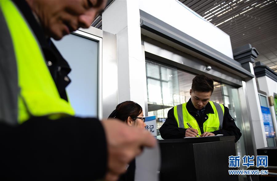 （關(guān)注春運·圖片故事）（3） 奔跑吧！高鐵送餐小哥