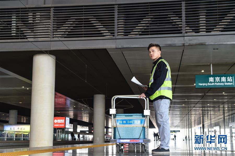 （關(guān)注春運·圖片故事）（7） 奔跑吧！高鐵送餐小哥