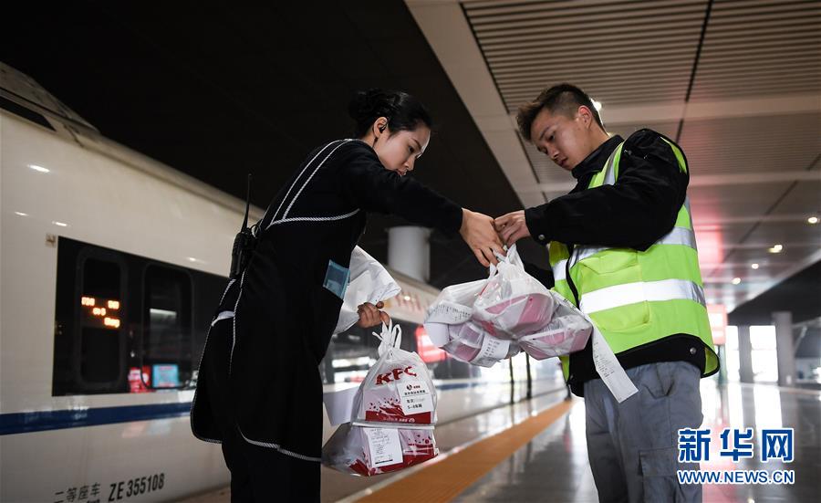 （關(guān)注春運(yùn)·圖片故事）（8） 奔跑吧！高鐵送餐小哥