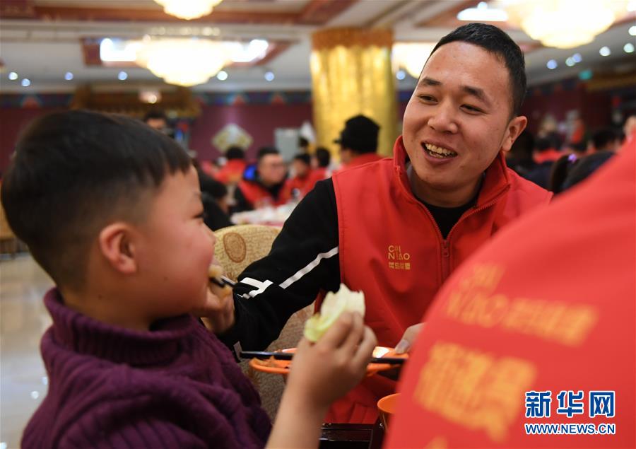 （社會）（2）快遞員及家屬在京團(tuán)聚過小年