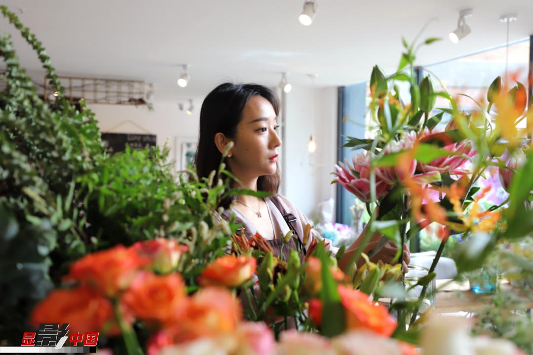 每天和花打交道是一個幸福的職業(yè)，但同時也充滿壓力和挑戰(zhàn)，“花在呈現(xiàn)給客人的那一瞬間是美好的，但前面的每一個步驟都是很辛苦的?！蓖趵桄抡f，花藝是最原始的手工藝產(chǎn)品，沒有辦法機械化、流程化和規(guī)?；?，必須要用雙手一點點地賦予其生命和美感。圖為王黎媛在挑選制作花束的鮮花。新華網(wǎng) 周亞平/攝 念新洪/文