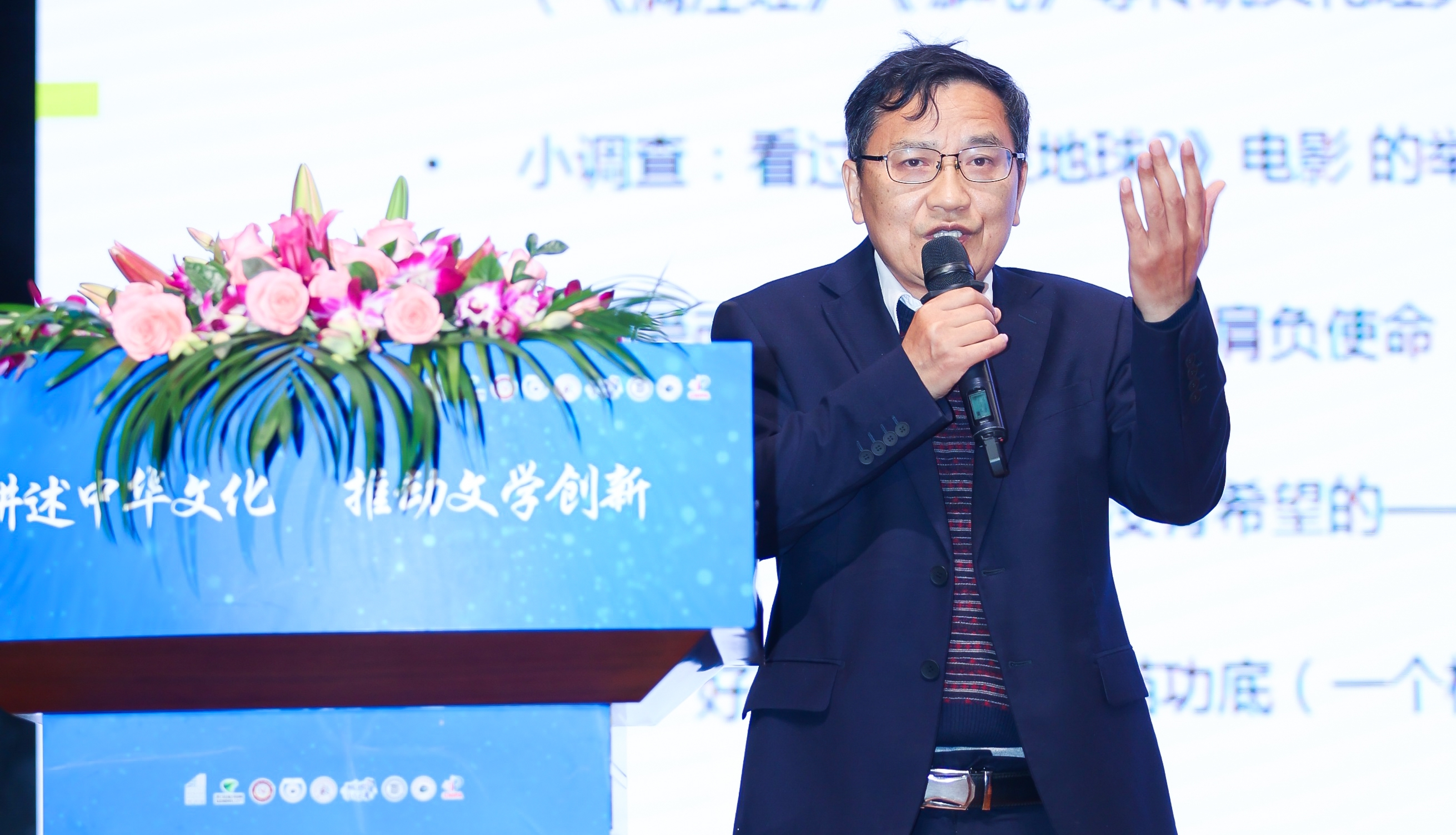 活動(dòng)現(xiàn)場，“全國文學(xué)盛典名師大講堂”主講嘉賓謝晨為大家?guī)碇黝}講座